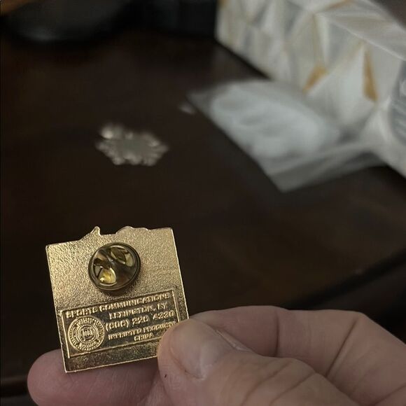 Vintage University of Kentucky Basketball '96/'97 Lapel Pin - Picture 4 of 5